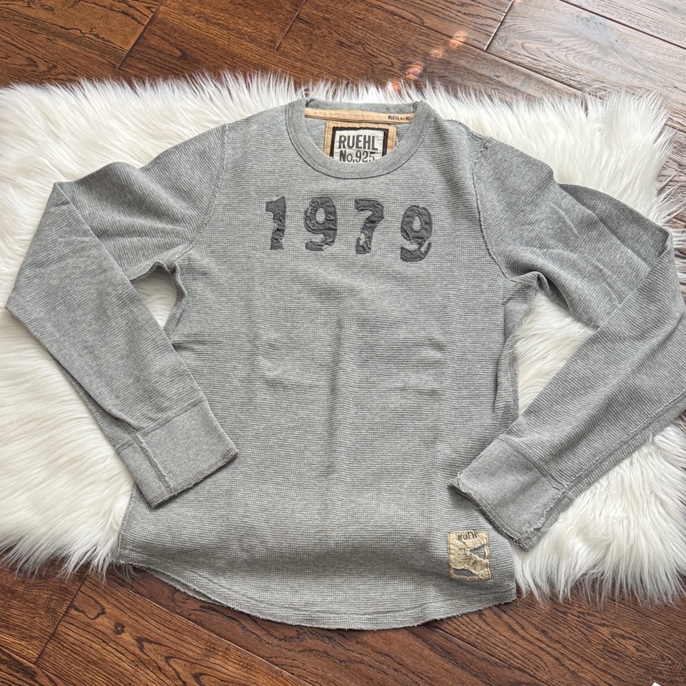 Ruehl No.925 Heather Gray Graphic Sweatshirt